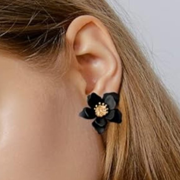 Black Flower Gothic Earrings 3D Floral Pretty Realistic Goth Flowers New - Picture 5 of 7